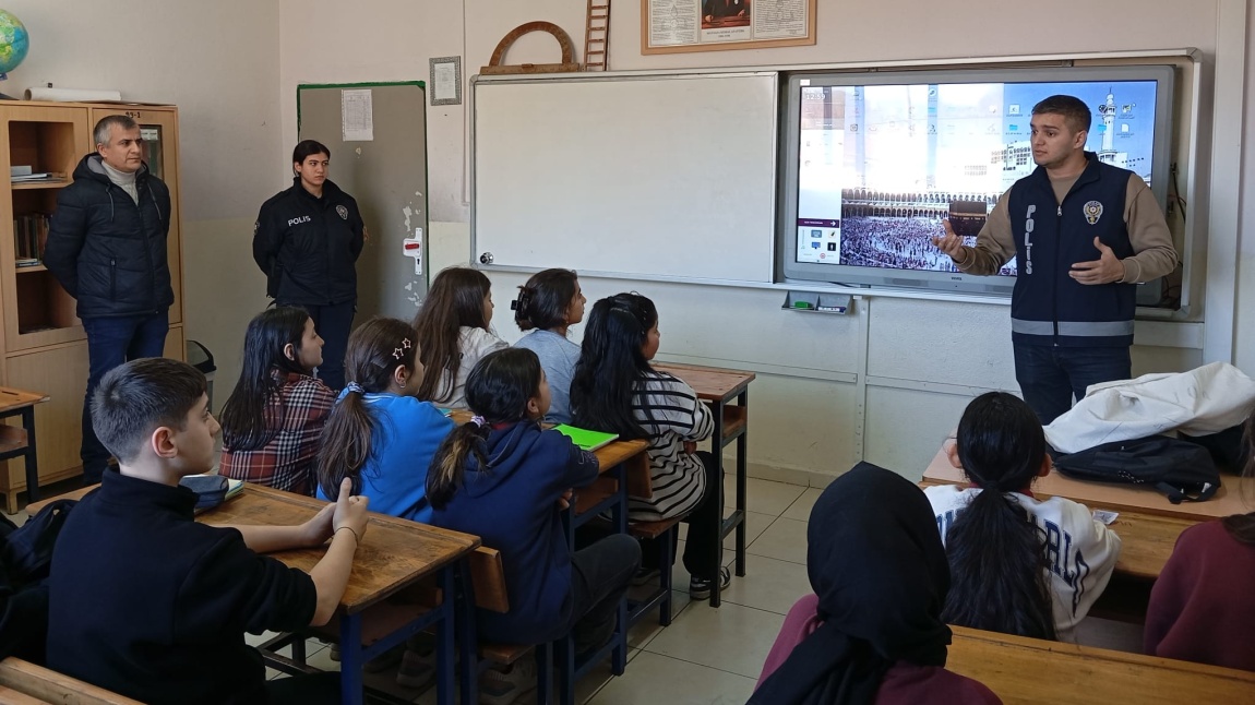 7 ve 8. sınıflarımıza meslek tanıtım etkinlikleri kapsamında İlçe Emniyet Müdürlüğünden gelen ekipler tarafından bilgilendirme semineri verilmiştir.